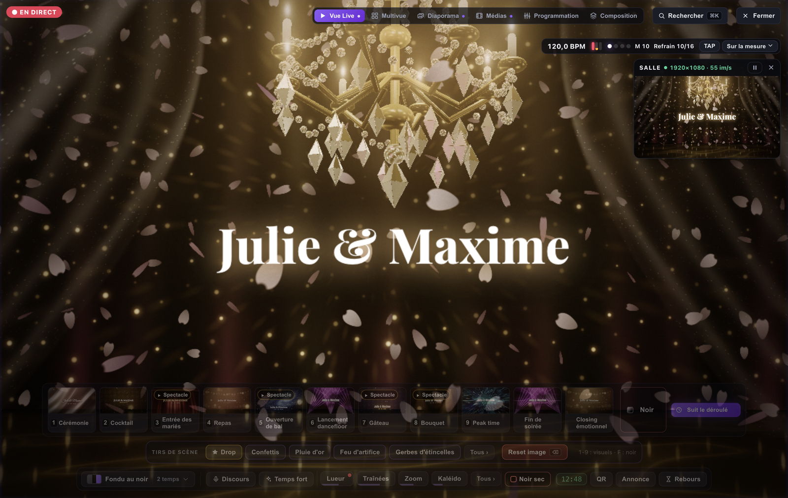 Meloverse DJ Studio en Vue Live pendant un mariage : la scène 3D « Lustre de cristal » à l'écran avec les prénoms Julie & Maxime, le moniteur de la salle en haut à droite, les onze moments du déroulé en bas et le bouton « Suit le déroulé »